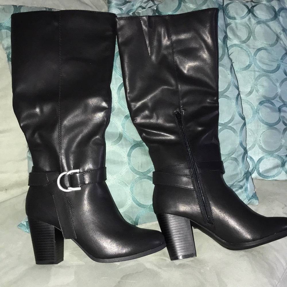 Black heeled boots